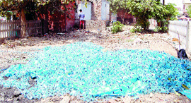 Garbage and plastic sheets lie scattered in the greenbelt near Gate Hakima in Ward 43.