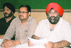 Devendra Singh Sethi, state president of the Uttarakhand Panjabi Sangathan, addresses a press conference in Dehradun on Wednesday.