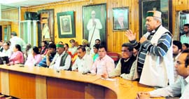 Mussoorie MLA Jot Singh Gunsola addresses SCMC officials in Mussoorie 
