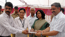 Haryana minister of state for agriculture and cooperatives Sukhbir Kataria, CPS Sharda Rathore and director of technical education M.P.Gupta felicitate a representative of a company during a state-level job fair at Manesar in Gurgaon district on Thursday.