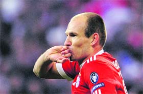Arjen Robben celebrates his goal