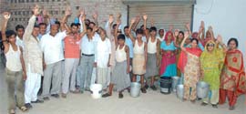 Residents of Madhav Nagri demonstrating against the Municipal Council authorities for not ensuring proper drinking water supply in their locality, in Fazilka.