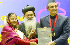 President Pratibha Patil presents the 5th Dr Paulos Mar Gregorios Award to Karan Singh, the president of the Indian Council for Cultural Relations, in New Delhi on Friday.