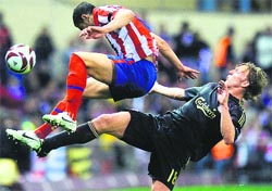 Liverpools Dirk Kuyt (R) vies with Alvaro Dominguez
