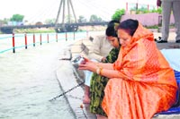 Urmila Singh, Governor, Himachal Pradesh, performs rituals in Haridwar 