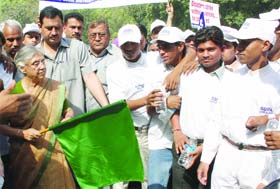 Delhi Chief Minister Sheila Dikshit flags off a mini-marathon to spread awareness on disaster management in New Delhi
