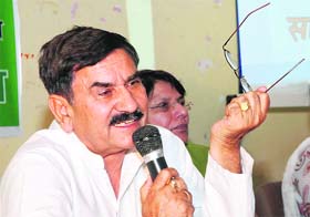OP Mann, president of the Haryana Jat Maha Sabha, addresses a seminar on khap panchayats in Karnal