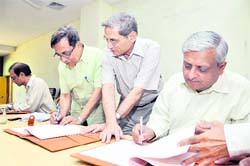 Dr OM Garg, Director, IIP, and Prof Girijesh Pant, Vice-Chancellor, Doon University, sign an MoU in Dehradun on Monday.