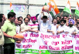 District Youth Congress workers protest against corrupt Municipal officials in Ludhiana. Photo: Inderjeet Verma