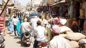 Traffic chaos in the Dhab Wasti Ram area in Ward 45