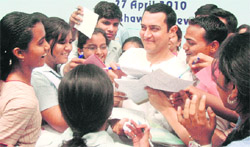 Schoolchildren jostle for actor Aamir Khans autograph at the launch of National School Sanitation Initiative in New Delhi