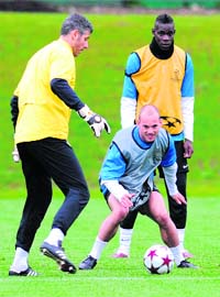 Inter Milans Wesley Sneijder (C), and Francesco Toldo during a training session in Appiano Gentile on Tuesday on the eve of the Champions League match against Barcelona FC