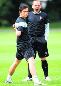 Fulham's Danny Murphy (R) and Simon Davies during a training session