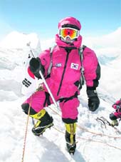 South Korean mountaineer Oh Eun-sun (44) poses at the top of Mount Annapurna in Nepal on Thursday. She became the first woman to scale the worlds 14 highest mountains