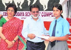 The winner of the Sahodya inter-school declamation contest receives a certificate. The contest was held at Jaswant Modern School in Dehradun on Friday.