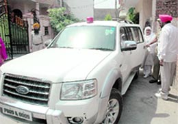 Former SGPC chief Bibi Jagir Kaur about to sit in her SUV with the beacon