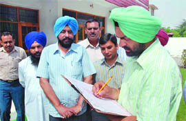 An enumerator records Census details at the residence of Bathinda Municipal Corporation's Mayor Baljit Singh Bir Behman, in Bathinda on Saturday. The Mayor and Principal Census Officer, Bathinda (City), Ravi Bhagat are also seen in the picture. 
