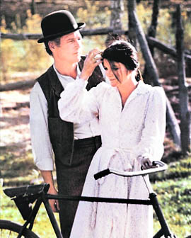  Katherine Ross and Paul Newman are singing Raindrops are falling on my head in Butch Cassidy 
