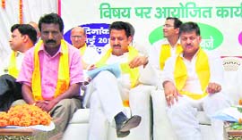 Congress MP Vijay Inder Singh flanked by Punjab MLA Mangat Ram Bansal and Ashok Buawaniwal in Fatehabad on Sunday.