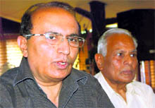 Dr Devender Bhasin (left) and Prof Dhirendra Shrama of the Youth Hostel Association of India, at a press conference in Dehradun on Monday