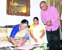 Uttarakhand Governor Margaret Alva fills in a Census form in Dehradun on Monday. 