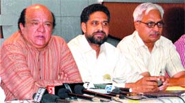 Imtiaz Alam, Secretary General, SAFMA, addresses mediapersons in Amritsar on Monday.