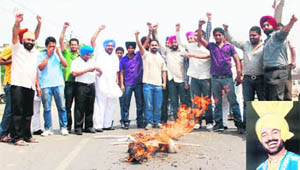 Bhangra dancers burn an effigy of singer Pammi Bai in Ludhiana on Tuesday.