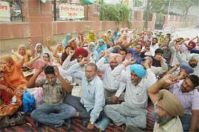 Members of the Democratic Teachers Front staging a demonstration outside the Mini-secretariat in Bathinda