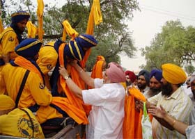 Punjab irrigation minister Janmeja Singh Sekhon honouring five beloved, who lead the Fateh March in Ferozepur