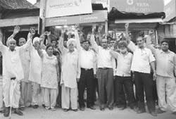 Shopkeepers protest against the municipal council on the old Kalka road in Zirakpur on Wednesday.