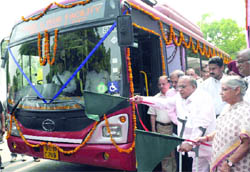 Union minister of urban development S. Jaipal Reddy and Chief Minister Sheila Dikshit flag off park and ride bus service in New Delhi
