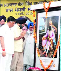 Deputy Chief Minister Sukhbir Singh Badal pays tributes to Maharaja Jassa Singh Ramgarhia at a state-level function in Patiala