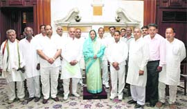 A delegation of the Progressive Farmers Forum submits a memorandum to President Pratibha Patil.