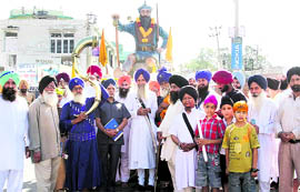 Sikh devotees from Rajouri, along with a statue of Baba Banda Singh Bahadur, at Nanak Nagar Gurdwara in Jammu on Saturday