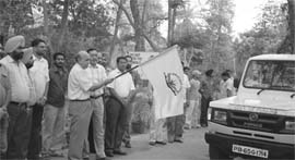 RC Nayar, Financial Commissioner, Forest and Wildlife Preservation, Punjab, flags off animals to Delhi Zoo at Chhat Bir Zoological Park.
