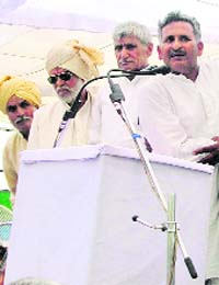 Mirchpur residents share the dais at a shanti sabha