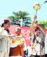 BJP national president Nitin Gadkari (right) along with Chief Minister PK Dhumal at a public meeting in Shimla on Sunday