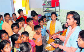 A volunteer teaches the recipe of a nutritious meal 
