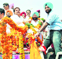 Former Punjab Chief Minister Amarinder Singh is given a warm welcome by Congress leaders during his visit to Amritsar on Sunday.