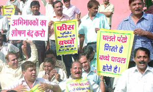 Parents shouting slogans against the fee hike by the management of Mahavir School at Rana Pratap Bagh in north Delhi on Monday.