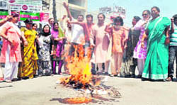 Members of the Mahila Congress burn an effigy of the state government in Dehradun 