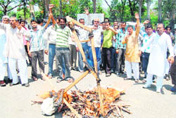 Activists of the BHEL Bhoomi Vistapith Kisan Sthaniyaa Berozgar Manch stage a protest in Haridwar