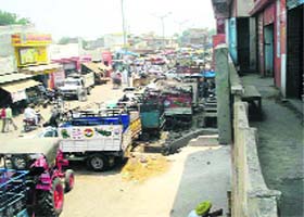 With no action against offenders, the two-lane sabzi mandi road normally remains clogged by four-wheelers and trucks