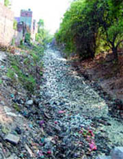 A view of ganda nullah outside Lohgarh Gate in Ward 47
