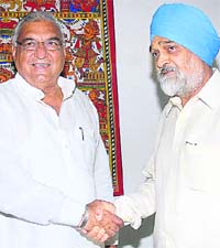 Haryana Chief Minister Bhupinder Singh Hooda shakes hands with Deputy Chairman of the Planning Commission Montek Singh Ahluwalia at a meeting at Yojana Bhawan in New Delhi