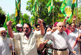 RJD activists protest against BJP president Nitin Gadkaris remarks against Lalu Yadav and Mulayam Singh Yadav in Chandigarh on Thursday