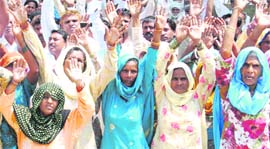 Kin of Rajesh Kumar, who was murdered, hold a protest against the district police on Thursday.