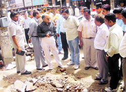 Ramesh Chand Verma, deputy commissioner, takes feedback from a trader about the menace of encroachment in Ghantaghar Chowk market