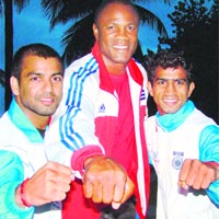 Indian boxer Jeetinder Kumar (L) and Akhil Kumar (R) with three-time Olympic champion Flix Savn Fabre in Cuba.