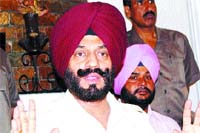 Manjit Singh Bitta, president of the All-India Anti-Terrorist Front, addresses mediapersons in Amritsar.